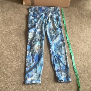 Lululemon On Pace Tight 7/8 *25"
Sun Dazed Multi Blue / Super Dark 6